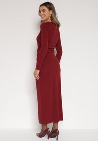 Born2be - Bordowa Sukienka Koktajlowa z Aplikacją z Marszczeniem na Biodrach Rariana. Okazja: na randkę, na imprezę. Kolor: czerwony. Długość rękawa: długi rękaw. Wzór: aplikacja. Styl: wizytowy #6
