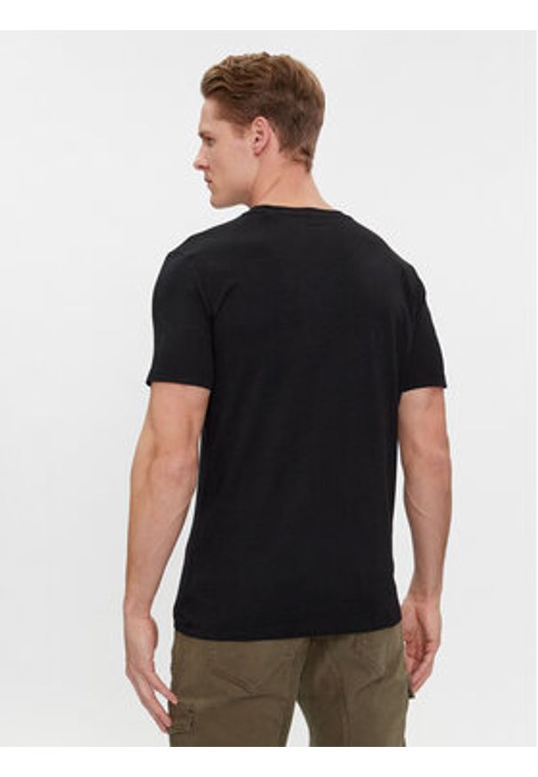 Guess T-Shirt Ss Cn Treated M4RI49 KBL31 Czarny Slim Fit. Kolor: czarny. Materiał: bawełna