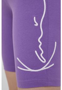 Karl Kani szorty damskie kolor fioletowy z aplikacją high waist. Stan: podwyższony. Kolor: fioletowy. Wzór: aplikacja #4