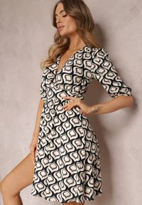 Renee - Czarno-Beżowa Sukienka Mini w Mozaikowy Wzór z Bufiastymi Rękawami Sabreena. Kolor: beżowy. Typ sukienki: kopertowe. Długość: mini #4