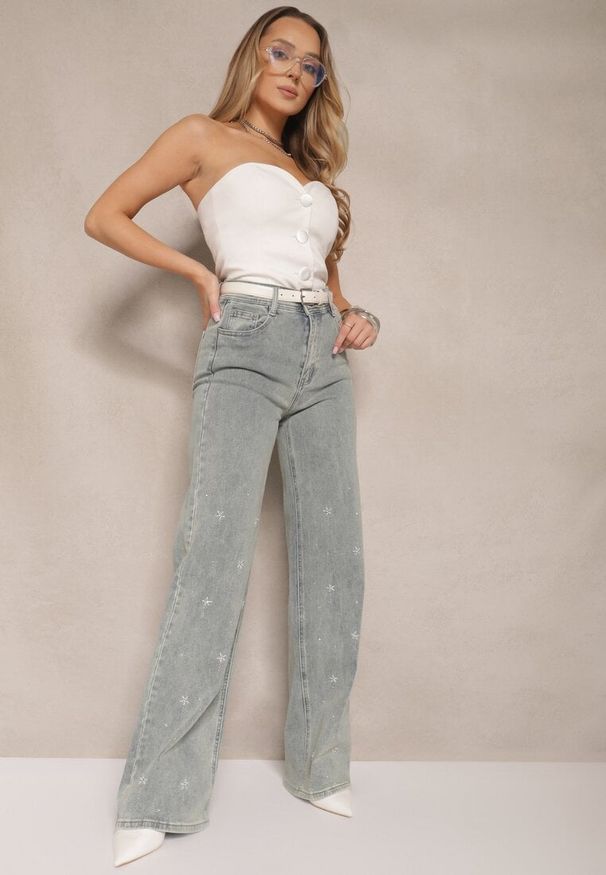 Renee - Jasnoniebieskie Jeansy High Waist o Szerokim Kroju z Cyrkoniami i Koralikami Heltewi. Okazja: na co dzień. Stan: podwyższony. Kolor: niebieski. Wzór: aplikacja. Styl: elegancki, casual
