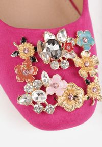 Renee - Fuksjowe Czółenka Vices na Obcasie z Klamerką z Kryształków i Skórzaną Wkładką Arutia. Okazja: do pracy, na spotkanie biznesowe. Kolor: różowy. Materiał: skóra. Wzór: aplikacja. Obcas: na obcasie. Styl: wizytowy, biznesowy, elegancki. Wysokość obcasa: średni #2