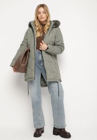 Born2be - Zielona Klasyczna Kurtka z Pikowanymi Przeszyciami i Kapturem z Futerkiem Raffisa. Okazja: na co dzień. Kolekcja: plus size. Kolor: zielony. Materiał: futro. Styl: klasyczny #4