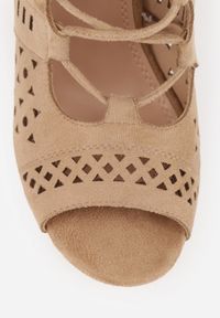 Born2be - Ciemnobeżowe Botki Vices na Obcasie z Ażurową Cholewką Nimidora. Okazja: na imprezę, na co dzień. Kolor: beżowy. Szerokość cholewki: normalna. Wzór: ażurowy. Obcas: na obcasie. Styl: casual, klasyczny, elegancki. Wysokość obcasa: średni #5