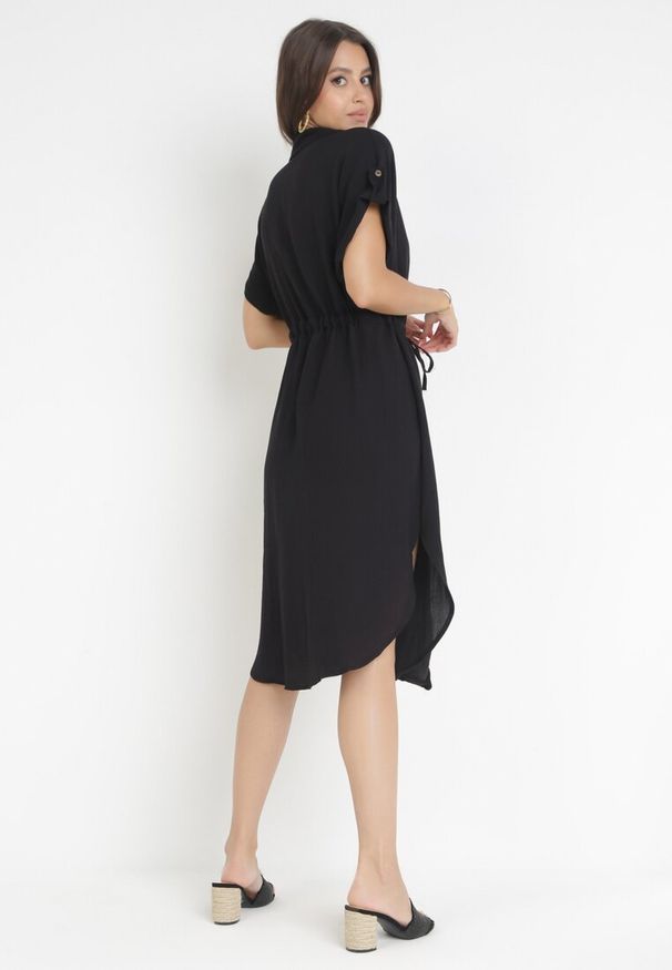 Born2be - Czarna Koszulowa Sukienka Midi z Wiskozy na Guziki z Troczkiem i Wycięciami Alicana. Typ kołnierza: kołnierzyk klasyczny. Kolor: czarny. Materiał: wiskoza. Typ sukienki: koszulowe. Styl: klasyczny. Długość: midi