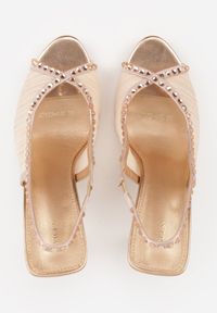 Born2be - Szampańskie Siateczkowe Sandały VICES na Szpilce z Paskiem na Piętę i Cyrkoniami Doriata. Nosek buta: otwarty. Zapięcie: pasek. Kolor: złoty. Wzór: aplikacja. Materiał: skóra, materiał. Sezon: lato. Obcas: na szpilce. Styl: klasyczny. Wysokość obcasa: średni #2