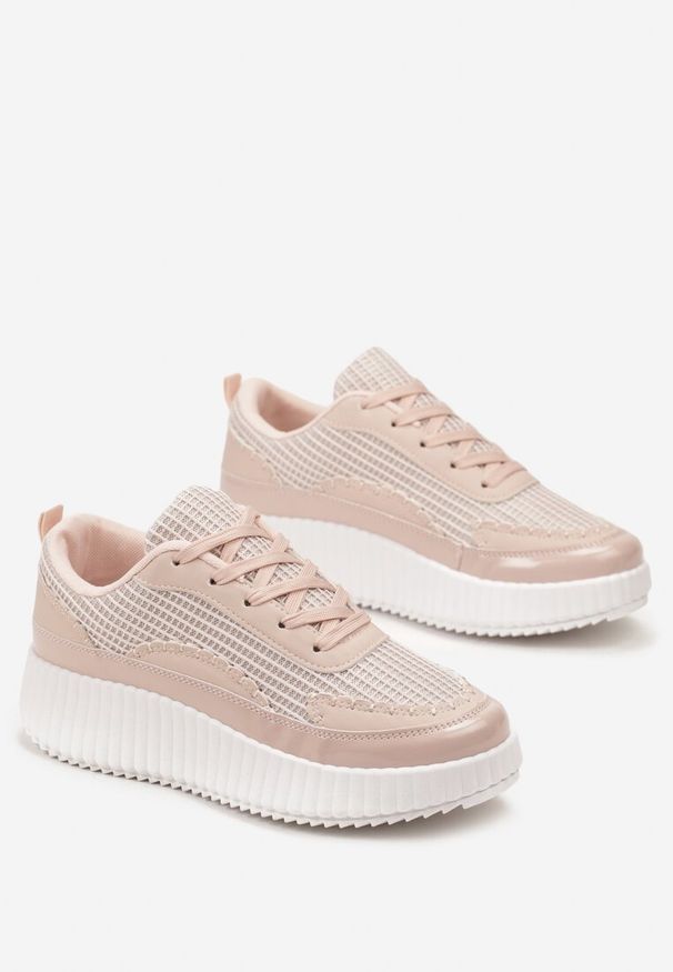 Renee - Różowe Sneakersy na Platformie Ozdobione Nitami i Patchworkowymi Wstawkami Jeneria. Kolor: różowy. Wzór: aplikacja. Obcas: na platformie