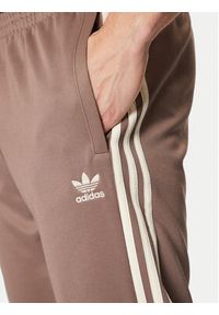 Adidas - adidas Spodnie dresowe adicolor Classics SST JP2518 Beżowy Slim Fit. Kolor: beżowy. Materiał: bawełna #4