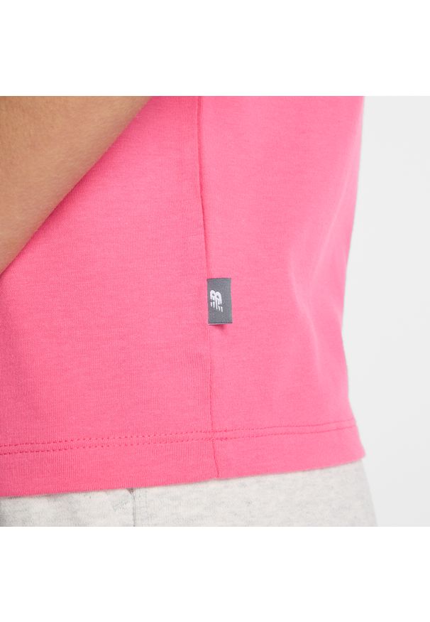 Koszulka damska New Balance WT51540DAB – różowa. Kolor: różowy. Materiał: materiał, bawełna. Wzór: napisy