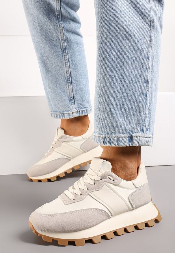 Born2be - Beżowe Sneakersy z Ekoskóry z Przeszyciami na Podeszwie z Protektorem Pomadia. Okazja: na co dzień. Kolor: beżowy. Szerokość cholewki: normalna. Wzór: aplikacja