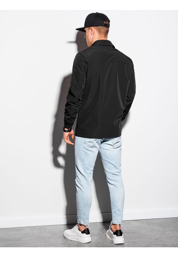 Czarna kurtka Ombre Clothing na wiosnę