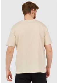 Balmain - BALMAIN Beżowy t-shirt męski z aplikacją z logo. Kolor: beżowy. Materiał: prążkowany. Wzór: aplikacja