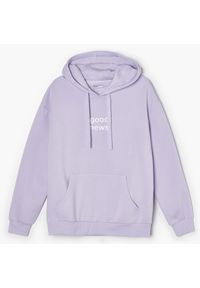 Cropp - Bluza z kapturem - Fioletowy. Typ kołnierza: kaptur. Kolor: fioletowy. Materiał: bawełna, dzianina. Długość rękawa: długi rękaw. Długość: długie. Wzór: nadruk #1