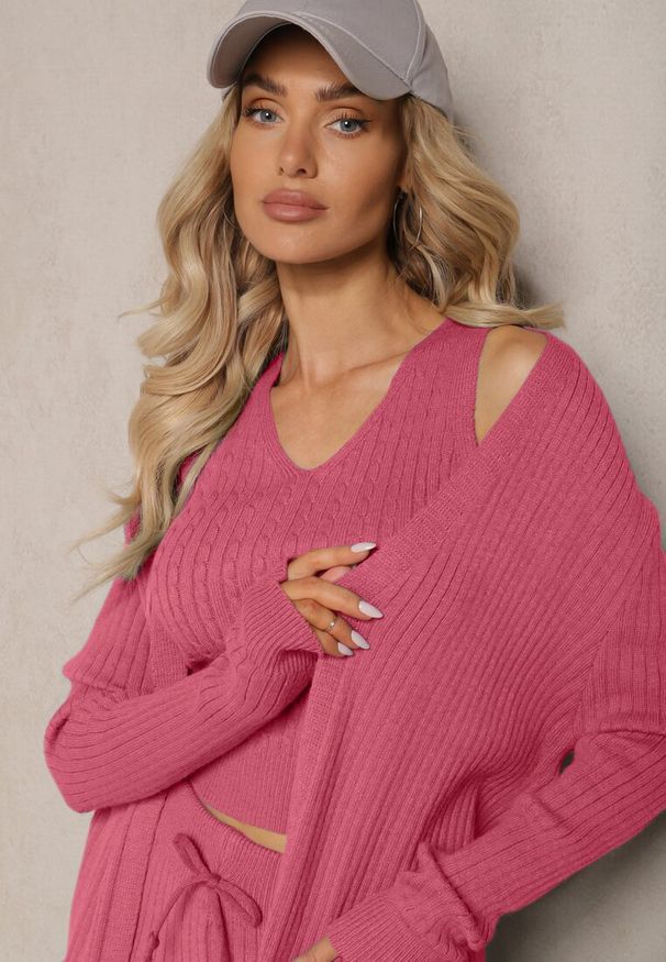 Renee - Ciemnoróżowy Komplet z Dzianiny Spodnie o Luźnym Fasonie Bluzka i Niezapinany Kardigan Irithaele. Kolor: różowy. Materiał: dzianina