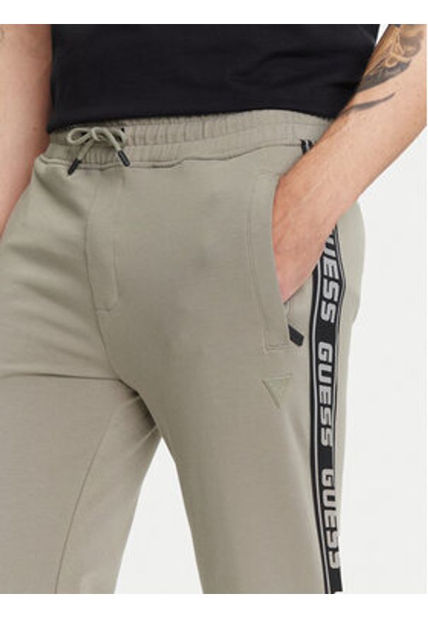 Guess Spodnie dresowe Z2YB19 K6ZS1 Khaki Regular Fit. Kolor: brązowy. Materiał: bawełna