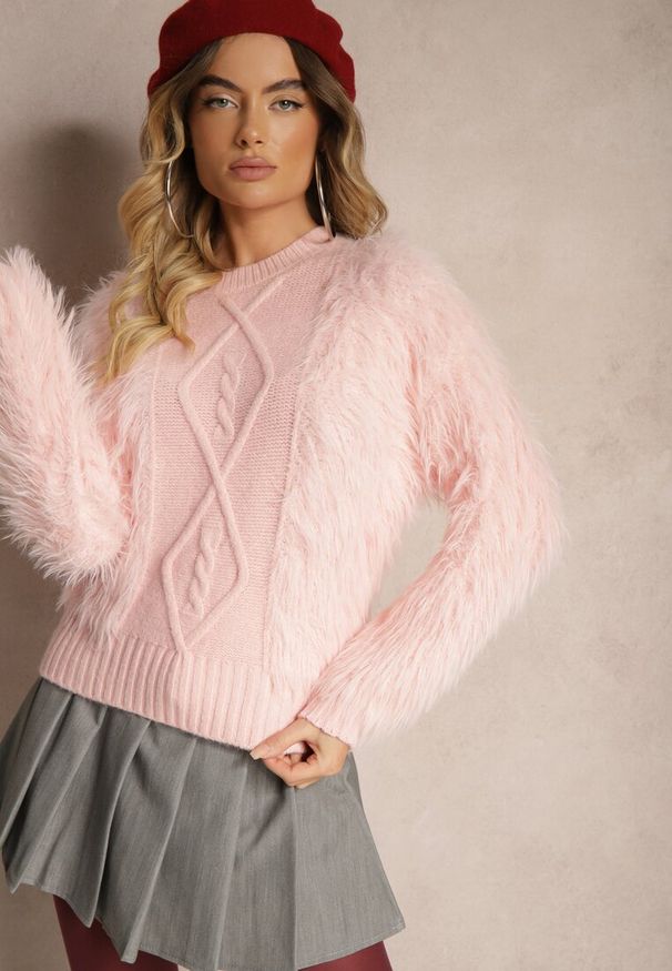 Renee - Różowy Sweter z Wełną o Fakturze Imitującej Pióra z Ozdobną Wstawką o Wzorzystym Splocie Mirirra. Okazja: na co dzień. Kolor: różowy. Materiał: wełna. Długość rękawa: długi rękaw. Długość: długie. Wzór: ze splotem. Styl: elegancki, wizytowy, klasyczny, casual