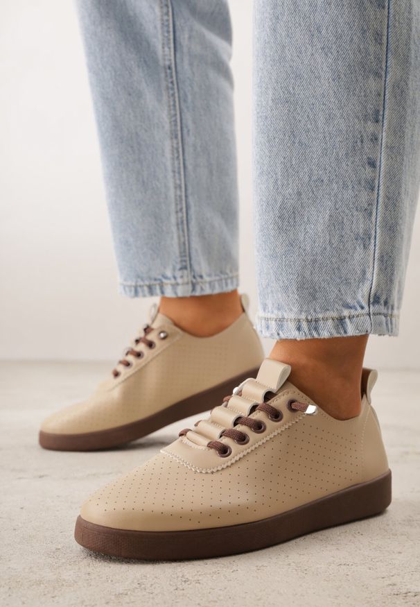 Born2be - Ciemnobeżowe Wsuwane Tenisówki z Perforacją i Podeszwą z Bieżnikiem Illanya. Okazja: na co dzień. Zapięcie: bez zapięcia. Kolor: beżowy. Materiał: jeans. Szerokość cholewki: normalna. Styl: casual, klasyczny
