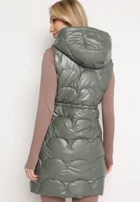 Born2be - Jasnozielona Pikowana Kamizelka Bezrękawnik z Kapturem Zapinana na Zamek Amitri. Typ kołnierza: kaptur. Kolor: zielony. Długość rękawa: bez rękawów #4