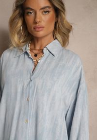Renee - Niebieska Wiskozowa Koszula z Lnem Zdobiona Abstrakcyjnym Wzorem Redilia. Okazja: na co dzień, do pracy. Typ kołnierza: kołnierzyk klasyczny, dekolt w kształcie V. Kolor: niebieski. Długość: długie. Wzór: aplikacja. Materiał: len, wiskoza. Długość rękawa: długi rękaw. Sezon: lato, wiosna. Styl: klasyczny, casual #5