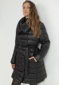 Born2be - Czarna Kurtka z Szerokim Kołnierzem i Wiązanym Paskiem Igbrase. Okazja: na co dzień. Kolor: czarny. Materiał: jeans, tkanina. Sezon: zima. Styl: casual, elegancki #2