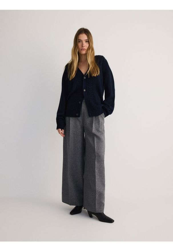 Reserved - Rozpinany sweter z dodatkiem wełny - granatowy. Kolor: niebieski. Materiał: wełna