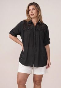 Born2be - Czarna Koszula z Bawełną na Lato w Stylu Boho Ozdobiona Koronką Cinnamis. Okazja: na co dzień. Kolor: czarny. Materiał: bawełna, koronka. Wzór: aplikacja, koronka. Sezon: lato. Styl: boho #1