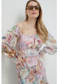 Guess bluzka damska kolor różowy wzorzysta. Okazja: na co dzień. Typ kołnierza: dekolt hiszpanka. Kolor: różowy. Materiał: tkanina. Długość rękawa: długi rękaw. Długość: długie. Styl: casual #1