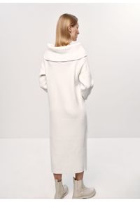 Ochnik - Kremowa sukienka z obszernym kołnierzem. Kolor: biały. Materiał: wiskoza. Typ sukienki: proste. Długość: maxi #3