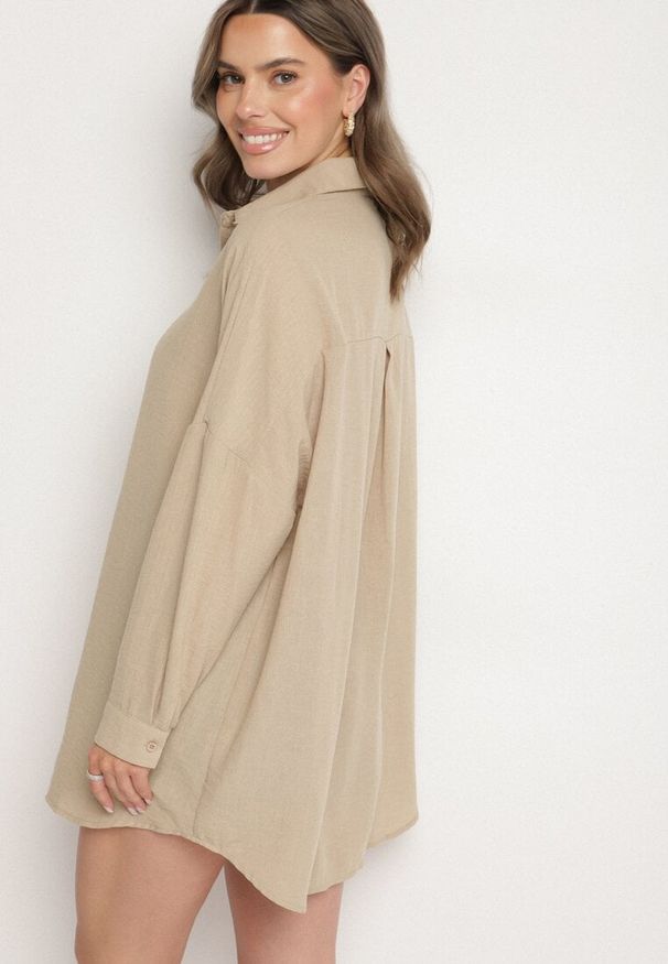 Born2be - Beżowa Klasyczna Koszula o Kroju Oversize Maronira. Okazja: na co dzień. Typ kołnierza: kołnierzyk klasyczny. Kolor: beżowy. Materiał: jeans. Styl: klasyczny