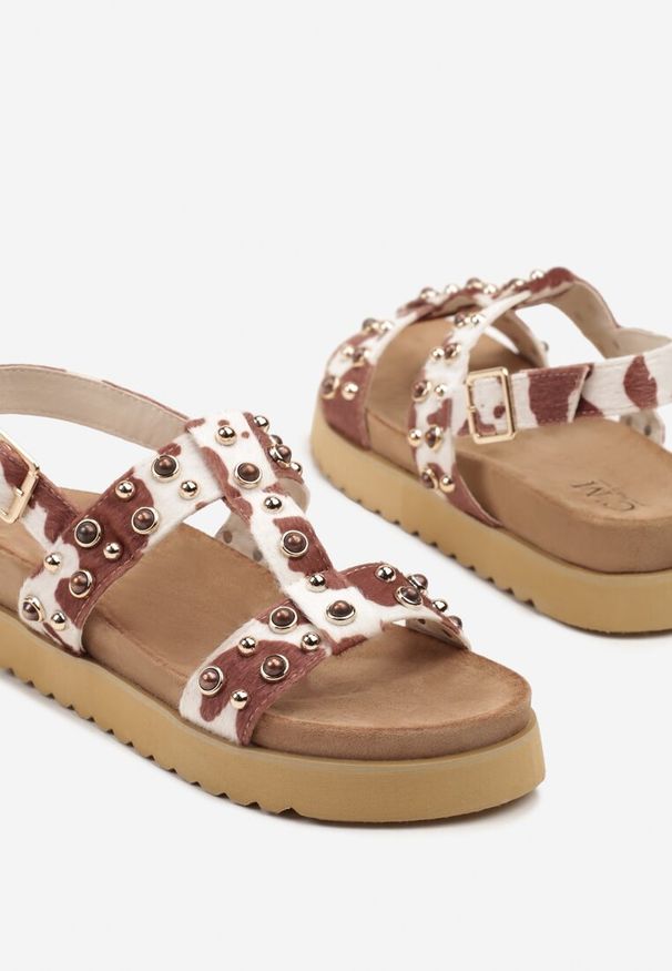 Renee - Brązowo-Białe Sandały z Motywem w Łaty Ozdobione Koralikami Atelisse. Okazja: na spotkanie biznesowe, na imprezę, do pracy. Zapięcie: sprzączka. Kolor: brązowy. Wzór: aplikacja. Sezon: lato. Styl: elegancki, biznesowy