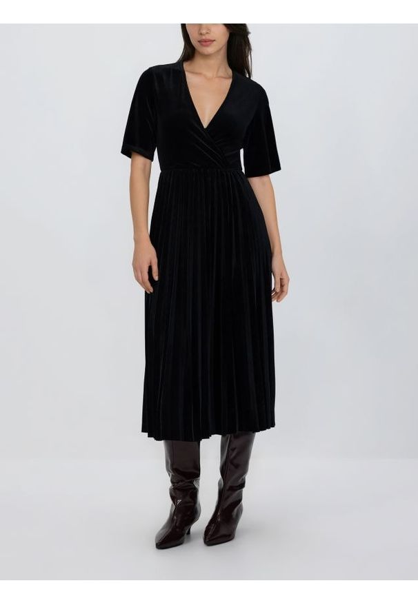Reserved - Welurowa sukienka z plisowaniem - czarny. Kolor: czarny. Materiał: welur