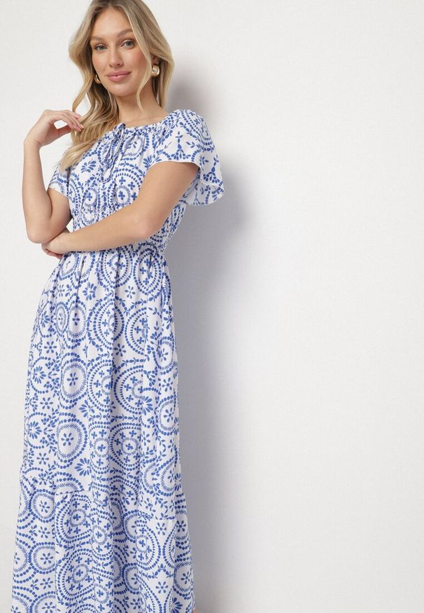 Born2be - Niebiesko-Biała Rozkloszowana Sukienka z Bawełną i Abstrakcyjnym Wzorem Ldivoria. Okazja: na imprezę, na spacer. Kolor: niebieski. Materiał: bawełna. Styl: elegancki