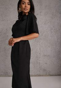 Renee - Czarna Zwiewna Sukienka Wieczorowa VICES z Aplikacją 3D w Kształcie Kwiatu Themira. Typ kołnierza: dekolt w kształcie V. Kolor: czarny. Wzór: aplikacja, kwiaty. Styl: wizytowy #5