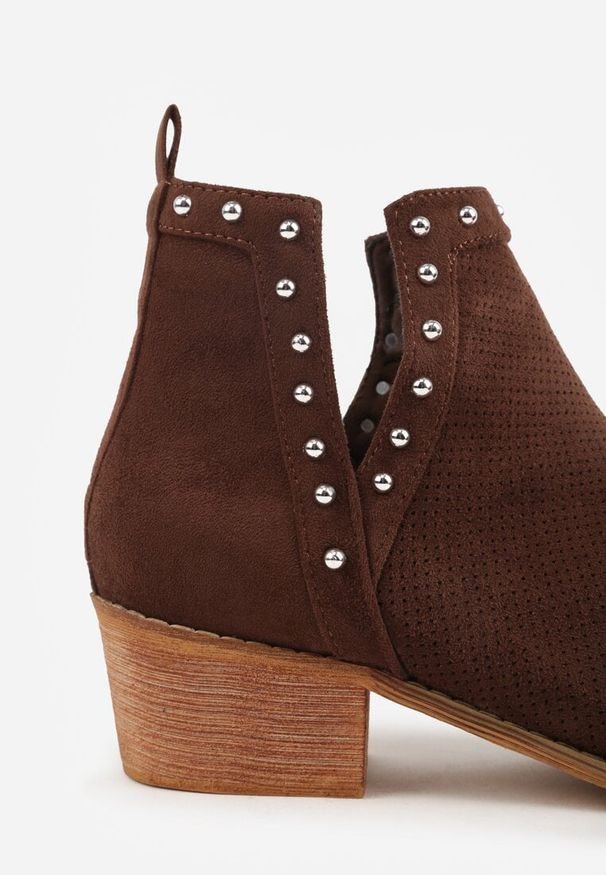 Born2be - Brązowe Ażurowe Botki Vices na Obcasie Ozdobione Wycięciem i Nitami Lilfedi. Okazja: na imprezę, na co dzień. Kolor: brązowy. Materiał: jeans, skóra. Wzór: ażurowy, aplikacja. Sezon: jesień, zima. Obcas: na obcasie. Styl: wizytowy, casual. Wysokość obcasa: średni
