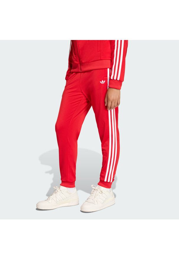 Adidas - adidas Spodnie dresowe adicolor SST KE2861 Czerwony Regular Fit. Kolor: czerwony. Materiał: syntetyk