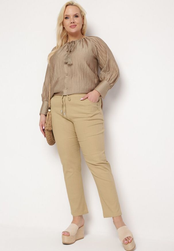 Born2be - Beżowe Spodnie z Troczkiem i Wysokim Stanem z Kieszeniami Cantilla. Stan: podwyższony. Kolor: beżowy