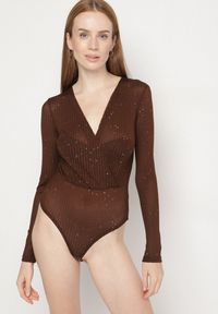 Born2be - Brązowe Kopertowe Body z Domieszką Wiskozy Zdobione Brokatem i Cekinami Jaddie. Okazja: na co dzień. Typ kołnierza: dekolt w serek. Kolor: brązowy. Materiał: wiskoza. Długość rękawa: długi rękaw. Długość: długie. Wzór: aplikacja. Styl: casual, klasyczny