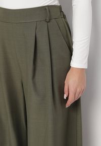 Born2be - Ciemnozielone Spodnie o Fasonie Palazzo z Wsuwanymi Kieszeniami Adivena. Okazja: na co dzień. Stan: podwyższony. Kolor: zielony. Materiał: jedwab. Długość: długie. Styl: elegancki, casual #3