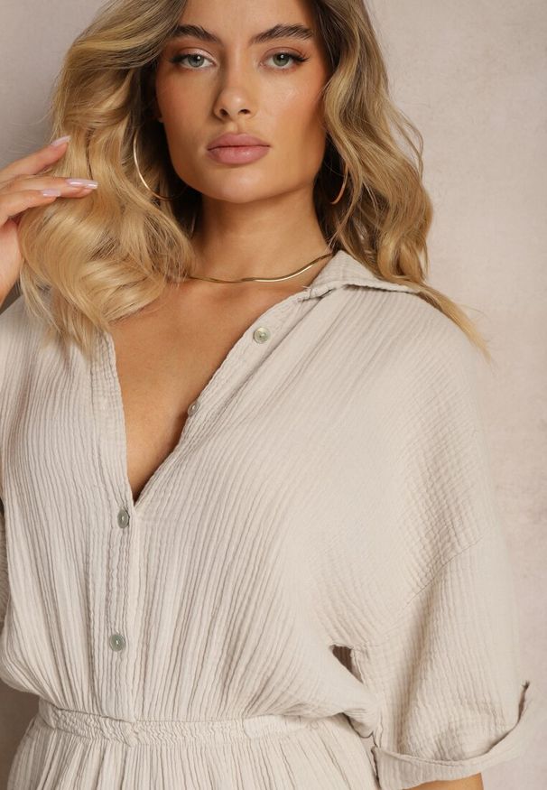Renee - Beżowy Taliowany Kombinezon z Bawełny Góra w Formie Koszuli oraz Luźne Spodnie Namsorin. Kolor: beżowy. Materiał: bawełna. Długość rękawa: krótki rękaw. Długość: krótkie. Sezon: lato