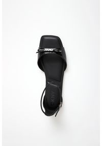 Sandały damskie lakierowane DKNY. Materiał: lakier