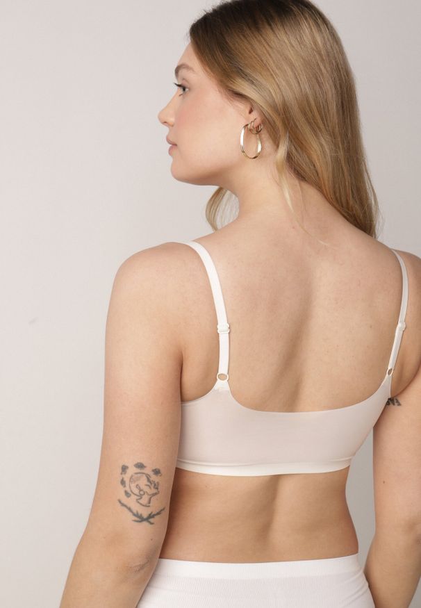 Born2be - Jasnobeżowy Bezszwowy Biustonosz Bez Fiszbin z Usztywnianymi Miseczkami Leavessa. Kolor: beżowy. Materiał: tkanina