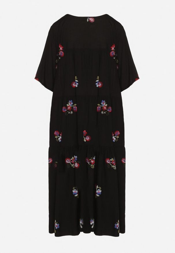 Born2be - Czarna Wiskozowa Sukienka o Rozkloszowanym Kroju z Krótkim Rękawem Givinia. Okazja: na imprezę, na co dzień. Kolekcja: plus size. Kolor: czarny. Materiał: wiskoza. Długość rękawa: krótki rękaw. Typ sukienki: rozkloszowane, proste, dla puszystych. Styl: casual, elegancki