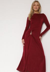 Born2be - Bordowa Koktajlowa Sukienka Ozdobiona Metaliczną Aplikacją i Marszczeniem z Boku Retima. Kolor: czerwony. Wzór: aplikacja. Styl: wizytowy #4