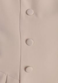 Renee - Beżowa Rozkloszowana Sukienka Marynarka VICES z Usztywnianymi Ramionami Ilarita. Okazja: na spotkanie biznesowe, do pracy. Kolor: beżowy. Styl: biznesowy #5