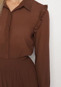 Born2be - Brązowa Rozkloszowana Sukienka VICES Koszulowa w Stylu Retro Aravite. Okazja: na co dzień. Typ kołnierza: kołnierzyk klasyczny, kołnierz z falbankami, dekolt w kształcie V. Kolor: brązowy. Długość rękawa: długi rękaw. Typ sukienki: koszulowe. Styl: retro #3