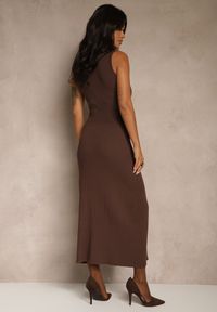 Renee - Brązowa Taliowana Sukienka Bez Rękawów z Dzianiny z Wiskozy Zdobiona Guzikami Eslinea. Okazja: na co dzień. Typ kołnierza: dekolt w kształcie V. Kolor: brązowy. Materiał: wiskoza, dzianina. Długość rękawa: bez rękawów. Wzór: aplikacja. Styl: casual #5