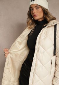 Renee - Ciemnobeżowa Pikowana Kurtka o Długim Kroju z Kapturem Olendia. Typ kołnierza: kaptur. Kolor: beżowy. Materiał: jeans. Długość: długie