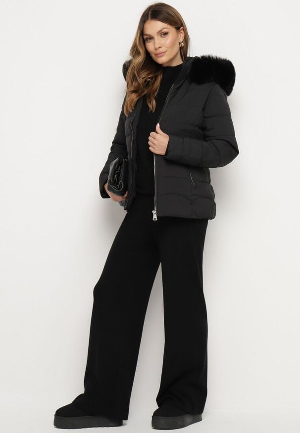 Born2be - Czarna Pikowana Kurtka Zimowa z Kapturem z Futerkiem z Możliwością Odpięcia Hetinara. Typ kołnierza: kaptur. Kolor: czarny. Materiał: futro. Sezon: zima. Styl: elegancki