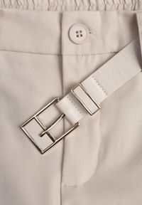 Born2be - Beżowe Eleganckie Spodnie Cygaretki z Wysokim Stanem i Paskiem z Klamerką Diminas. Okazja: na co dzień. Stan: podwyższony. Kolor: beżowy. Materiał: lakier. Wzór: gładki. Styl: elegancki #8