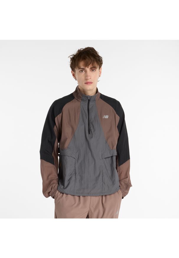 Kurtka męska New Balance MO53206EAS – brązowa. Kolor: brązowy. Materiał: materiał, nylon. Styl: sportowy